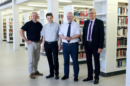 Gruppenfoto stehend v. l.: Thomas Stebich, Geschäftsführer August Horch Museum Zwickau GmbH; Rene Tröger, Personal- und Hauptamt Stadt Zwickau; Dr. Michael Löffler, Leiter Kulturamt Stadt Zwickau; Dr.-Ing. Ralf Steiner, Kanzler Westsächsische Hochschule Zwickau (WHZ)